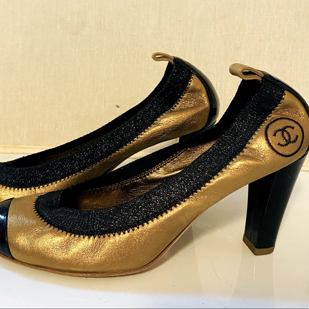 Chanel Interlocking CC logo Metallic Gold Leather pump Size 7.5 made in Italy